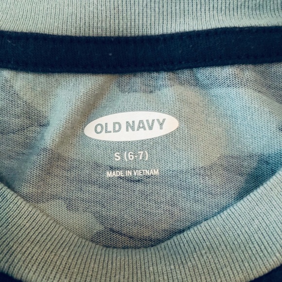 Old Navy Outfit - Original Taper Built-In Flex Blue Jeans and Old Navy Camo Top - Picture 3 of 4